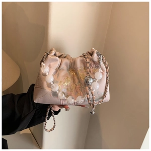 Sac bourse élégant en soie avec broderie florale dorée et bandoulière en chaîne pour femme
