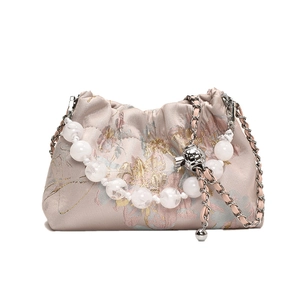 Sac bandoulière en soie rose avec broderie florale, poignée perle et chaîne