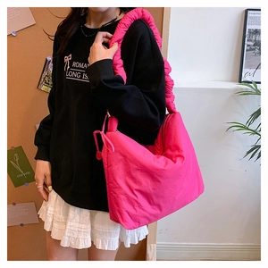 Sac à bandoulière en nylon rose fushia avec bandoulière froncée et grand volume tendance