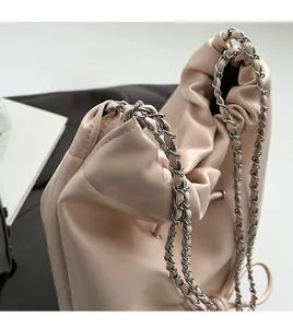 Κοντινή λήψη της nude pink bucket bag από μαλακό δέρμα με κομψό λουράκι αλυσίδας