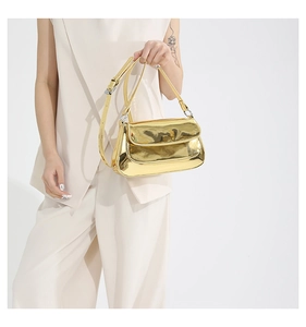 Détail du sac bandoulière en PU doré métallisé avec finition miroir et serrure