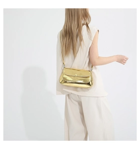 Sac baguette doré effet miroir en PU porté sous le bras sur un mannequin professionnel