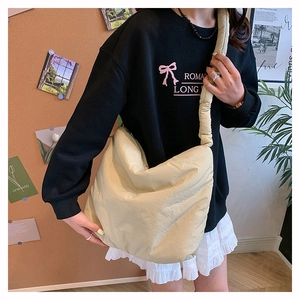 Sac bandoulière en nylon matelassé beige avec bandoulière à volants en décor intérieur