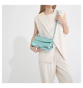 Détail du sac à bandoulière en cuir PU sarcelle métallisé avec sangle réglable