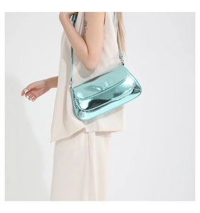 Gros plan sur un sac à bandoulière en similicuir turquoise métallisé effet miroir