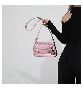 Détail du sac à bandoulière en cuir PU rose métallisé avec boucles argentées élégantes