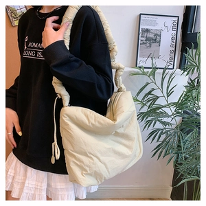 Sac nuage matelassé avec bandoulière froncée porté par un mannequin pour le style