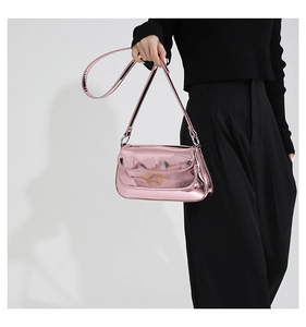 Détail d'un sac à bandoulière rose en similicuir avec une texture métallique brillante