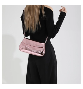 Vue détaillée de l'arrière d'un sac baguette en cuir PU rose métallisé sur modèle