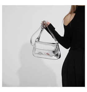 Détail d'un sac à bandoulière miroir argenté minimaliste avec finition métallique brillante