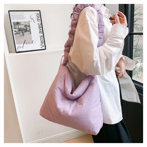 Détail du sac hobo matelassé lilas montrant la bandoulière volantée et la texture nylon