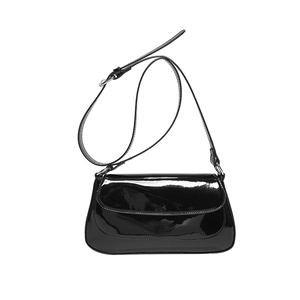 Sac à épaule minimaliste en cuir verni noir brillant avec détails en métal argenté