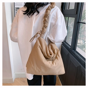 Détail du sac bouffant en nylon kaki avec bandoulière froncée et texture matelassée