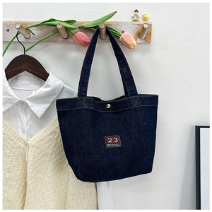 Sac cabas en jean bleu foncé tendance avec écusson 23 HOT suspendu au support