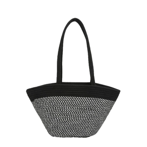 Sac fourre-tout en paille minimaliste avec motif tissé noir et blanc et anses