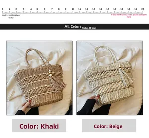 Gros plan détaillé de sacs cabas en paille tissée avec texture ondulée et pompons