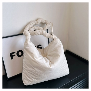 Sac à bandoulière blanc en nylon bouffant avec texture froissée douce et poignée tendance