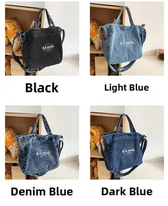 Detalle de bolsos bandolera de mezclilla en colores negro, azul claro y azul oscuro