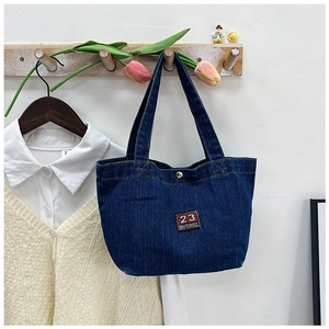 Sac fourre-tout en jean bleu foncé avec patch 23 HOTCOM et bouton pression doré