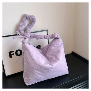 Sac bandoulière en nylon lilas avec bandoulière froncée et design épuré et minimaliste