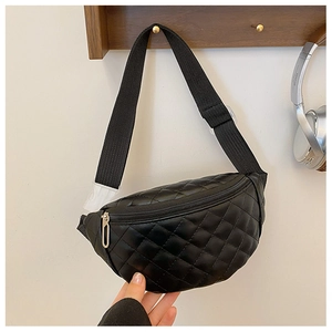 Borsa a tracolla trapuntata in pelle PU nera con tracolla regolabile e forma a mezzaluna
