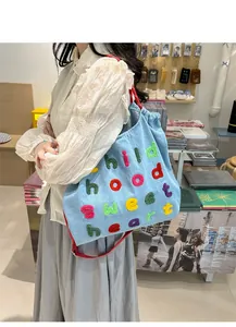 Dettaglio della borsa tote in denim con ricamo colorato in ciniglia childhood sweetheart