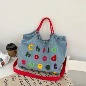 Borsa tote in denim con ricamo colorato Childhood Sweet e tracolle rosse