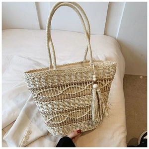 Sac fourre-tout chic en paille beige avec tissage fin, glands bohèmes et double anses