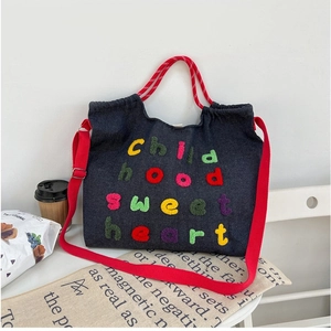Borsa tote in denim alla moda con ricamo colorato e spalline rosse per look casual