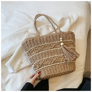 Sac fourre-tout en paille tissée avec pompons décoratifs pour la plage et l'été