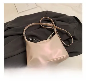 Vista dettagliata della borsa in pelle PU rosa con catena in metallo e grandi perle