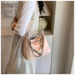 Borsa baguette in pelle PU rosa con catena argento e tracolla di perle bianche