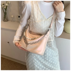Dettaglio della borsa nuvola rosa chiaro con catena in metallo argento e decoro in perle