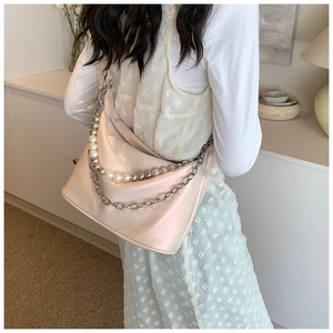 Dettaglio borsa a tracolla in pelle PU rosa con catene decorative in perle e metallo