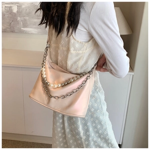 Elegante borsa a mezzaluna beige con tracolla di perle e catena metallica argento