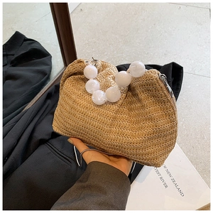 Sac bandoulière en paille tissée avec poignée en perles et fermeture éclair argentée