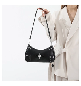 Détail du sac demi-lune en cuir PU noir avec emblème étoile et rivets métalliques