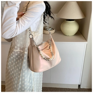 Borsa a spalla beige con tracolla a catena d'argento e decorazione con perle raffinate