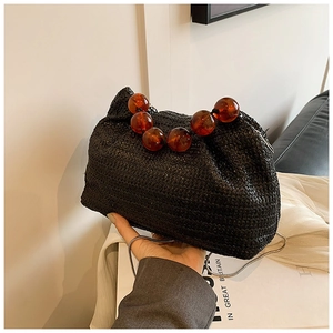 Sac à bandoulière chic en paille tisse noire avec poignée en perle ambre et chaîne en métal