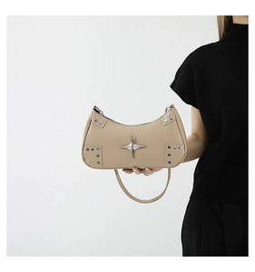 Détail du sac croissant kaki en similicuir avec rivets argentés et étoile métallique