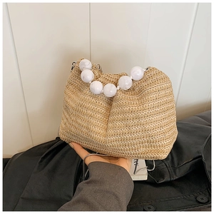 Sac bandoulière en paille avec poignées en perles et chaîne en métal tressé