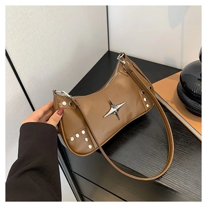 Sac bandoulière demi-lune en cuir PU marron avec étoile argentée et rivets