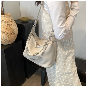 Dettaglio borsa a tracolla in pelle PU bianco avorio con catena di perle e metallo