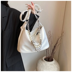 Dettaglio della borsa in pelle PU bianca con perle e catena metallica decorativa