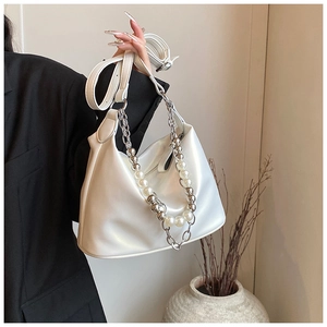 Dettaglio borsa a tracolla in PU bianco con catena d'argento e perle eleganti