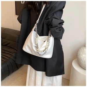 Dettaglio borsa hobo bianca in pelle PU con catena elegante di perle e sfere d'argento