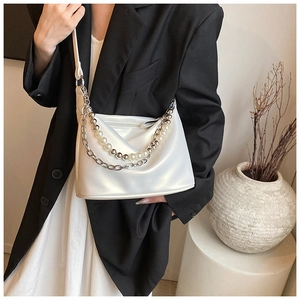 Dettaglio borsa a tracolla in pelle PU bianca con catena d'argento e decoro di perle chic