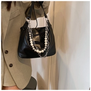 Dettaglio borsa hobo in pelle PU nera con catena argento e cinturini decorativi con perle