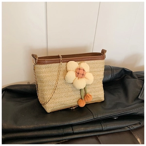 Borsa a tracolla in paglia con grande decorazione floreale e catena dorata su pelle