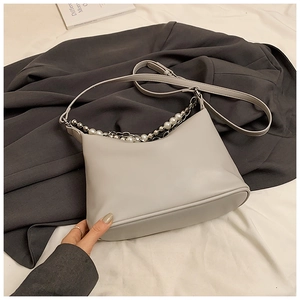 Borsa a tracolla chic in pelle PU grigio chiaro con perle decorative e catena argento